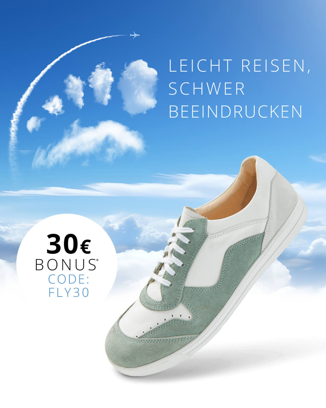 Weiß-grüner Sneaker vor blauem Himmel mit Wolkenschrift und 30€ Bonus Code: FLY30