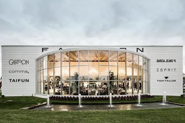 Schaufenster eines Modegeschäfts mit Markennamen wie Comma, Esprit und Taifun