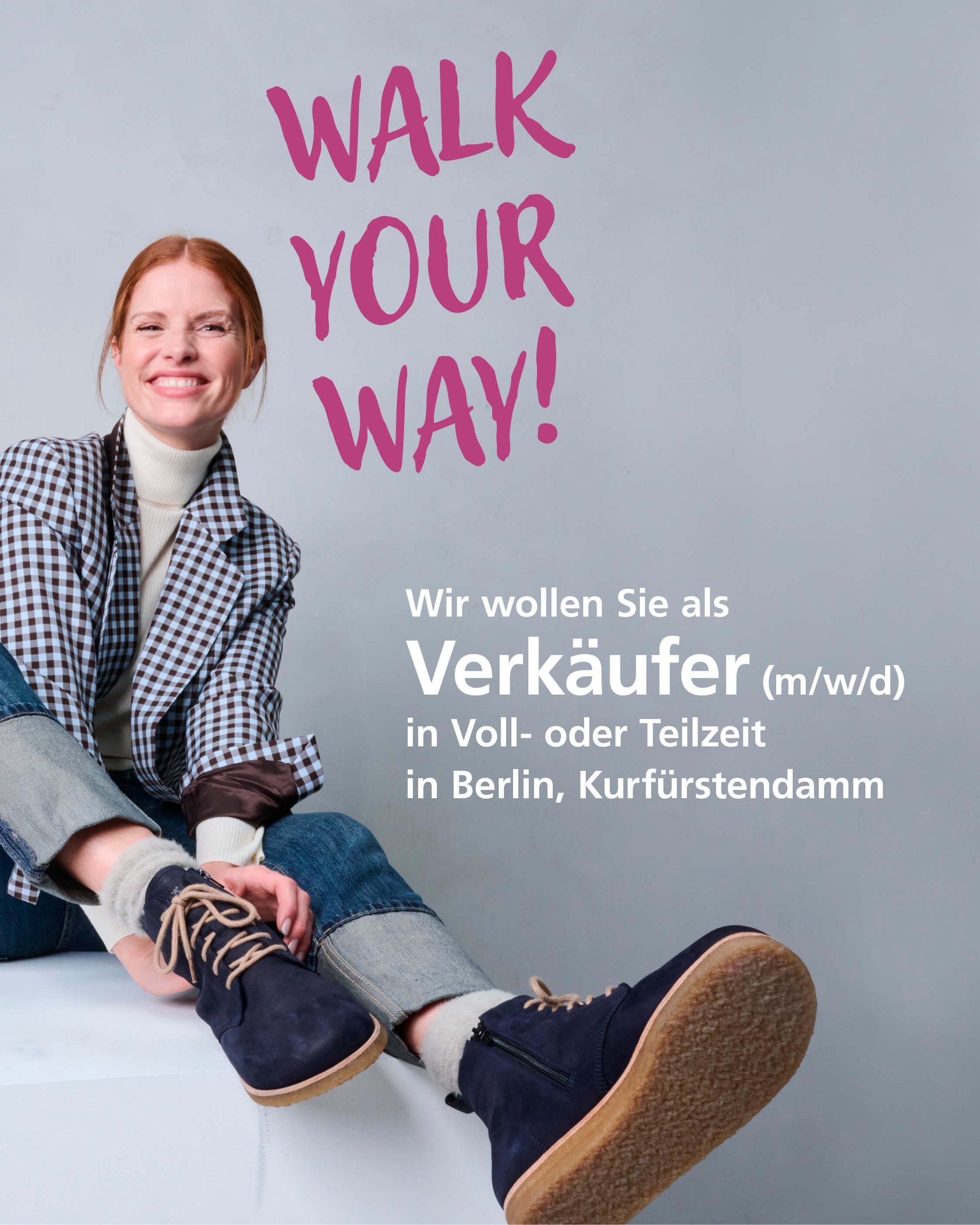 Junge Frau in modischer Kleidung lächelt, Text: 'Walk Your Way!' und Stellenangebot für Verkäufer (m/w/d) in Voll- oder Teilzeit in Berlin, Kurfürstendamm