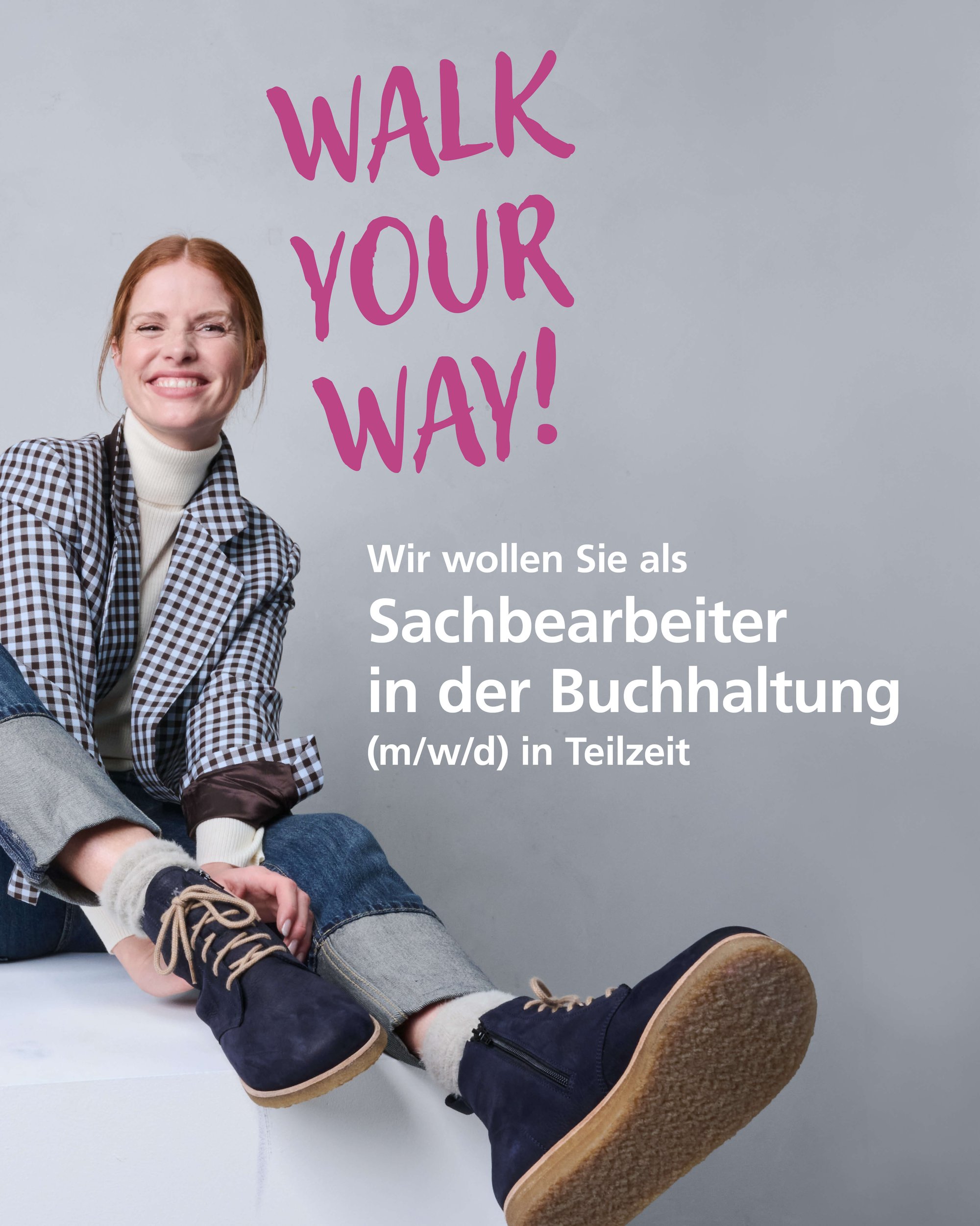 Lächelnde Person in stilvoller Kleidung mit Schrift 'WALK YOUR WAY!' und Jobangebot für Sachbearbeiter in der Buchhaltung (m/w/d) in Teilzeit