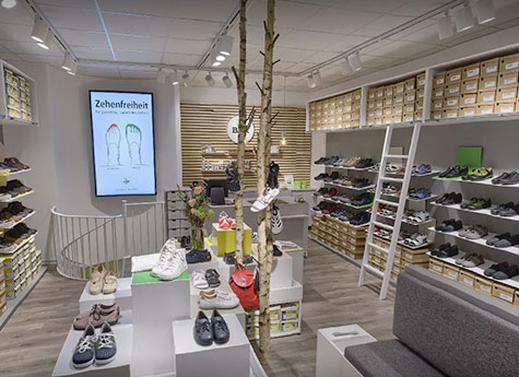 Moderner Schuhladen mit breiter Auswahl an Schuhmodellen Innenansicht eines modernen Schuhladens mit vielen verschiedenen Schuhmodellen und stilvoller Einrichtung