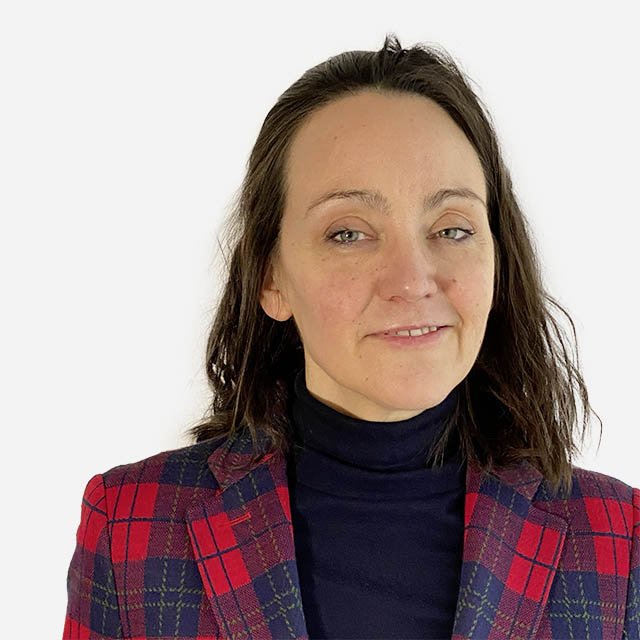 Frau in kariertem Blazer Porträt einer Frau in einem karierten Blazer