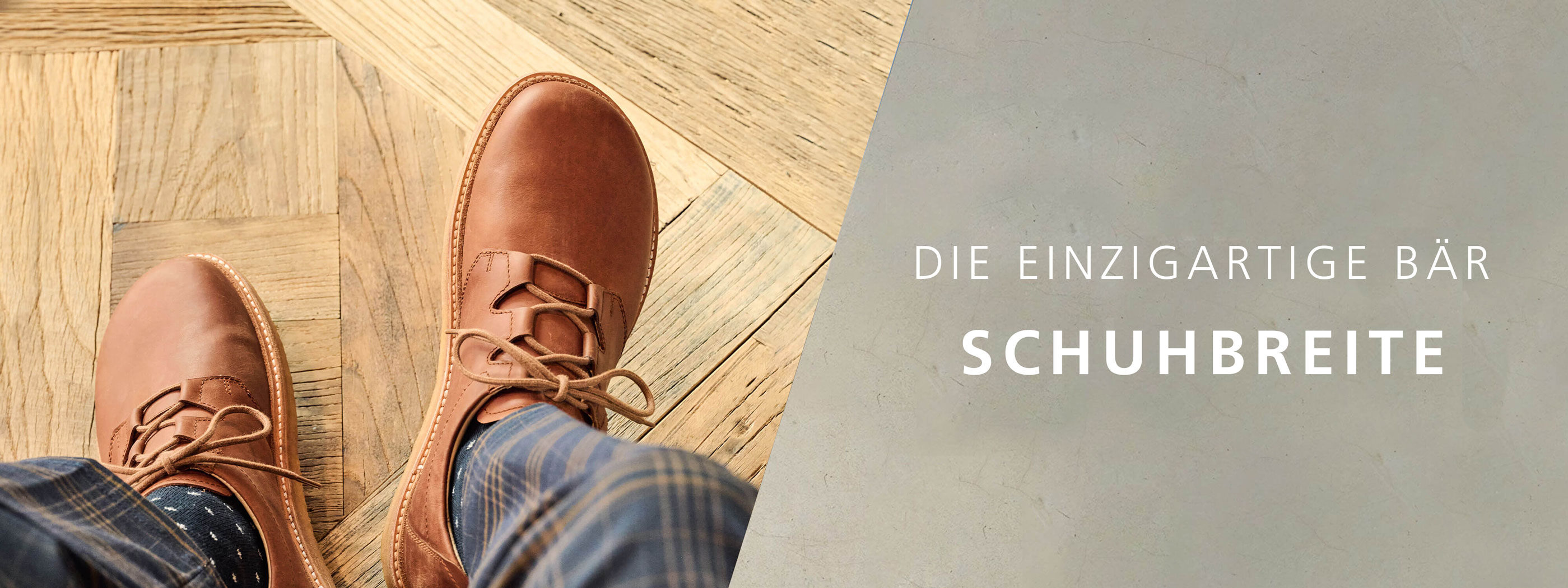 Elegante Herrenschuhe auf Parkettboden - Einzigartige Bär Schuhweite Nahaufnahme von braunen Lederschuhen mit Schnürsenkeln auf Parkettboden, neben der Schriftzug 'Die einzigartige Bär Schuhweite'.