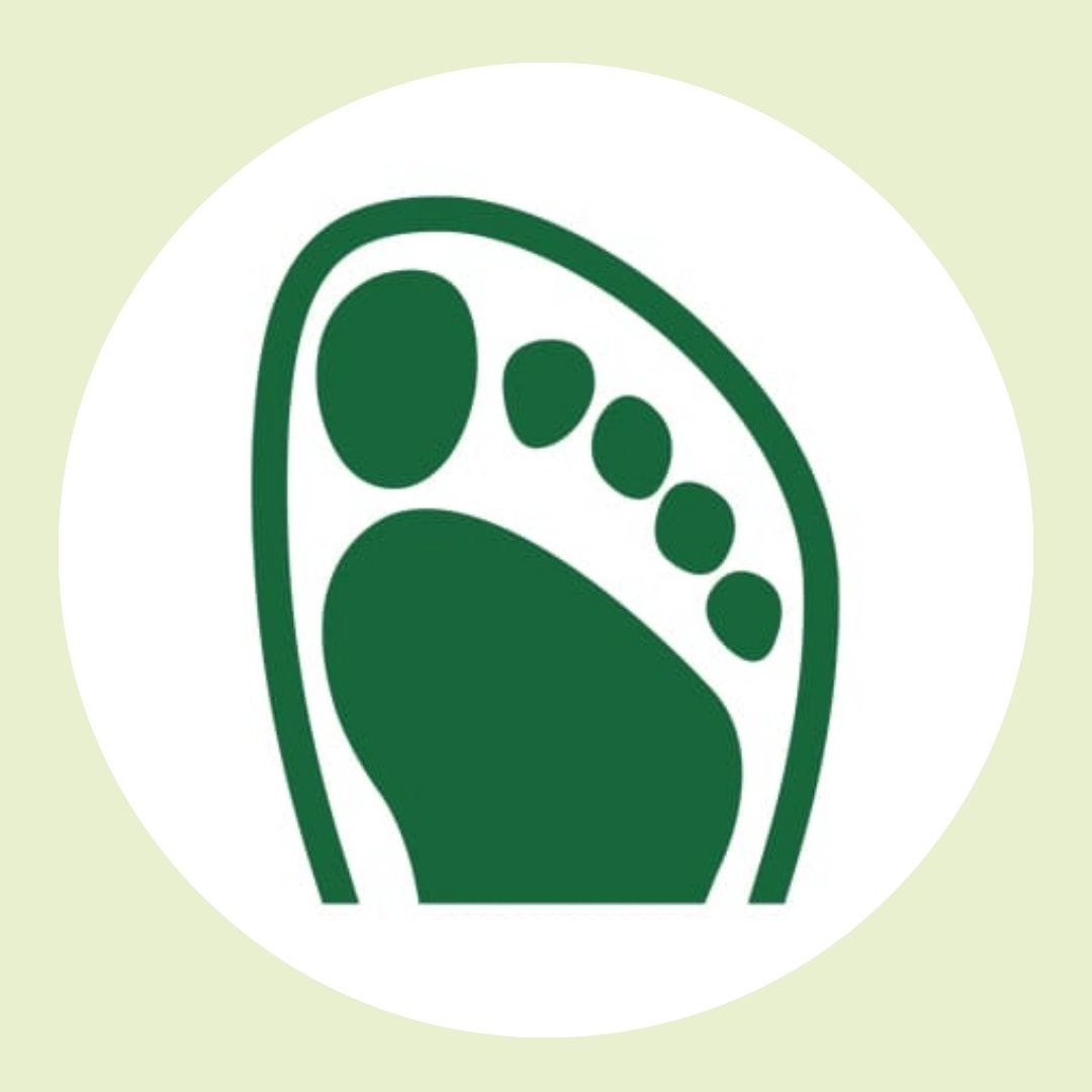 Grafik eines grünen Fußabdrucks, dargestellt als Logo, auf einem weißen Kreis. Symbolisiert umweltfreundliche oder nachhaltige Produkte.