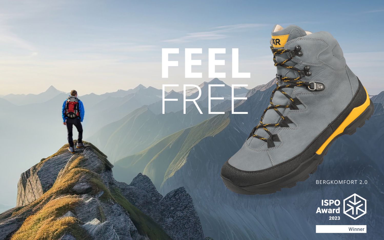 Person in blauer Jacke steht auf Berggipfel mit einem grauen Wanderschuh Bergkomfort 2.0 und ISPO Award 2023 Symbol im Vordergrund