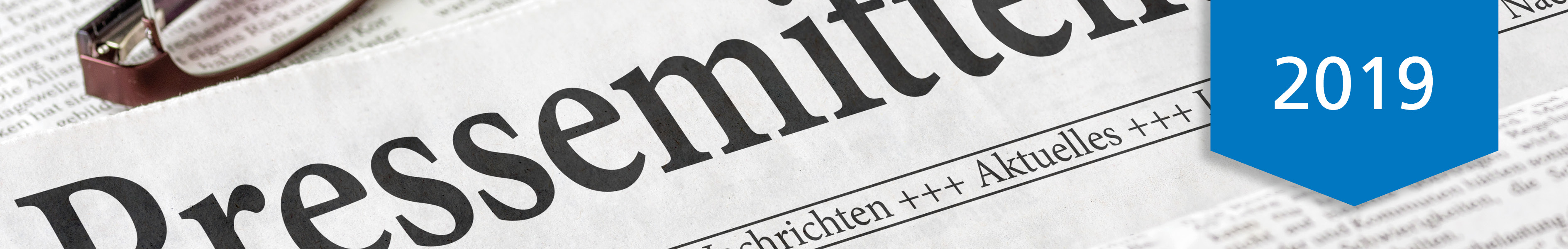 Pressemitteilung 2019 mit Brille auf Zeitung Eine Pressemitteilung aus dem Jahr 2019, abgebildet auf einer Zeitung mit einer Brille am Rand