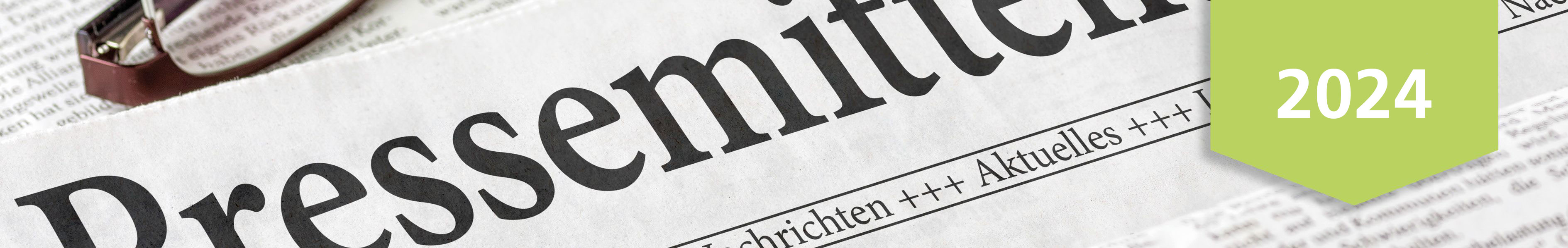 Zeitungsüberschrift 'Pressemitteilung' mit Jahr 2024 Nahaufnahme einer Zeitungsseite mit der Überschrift 'Pressemitteilung' und einem grünen Banner, das das Jahr 2024 zeigt.