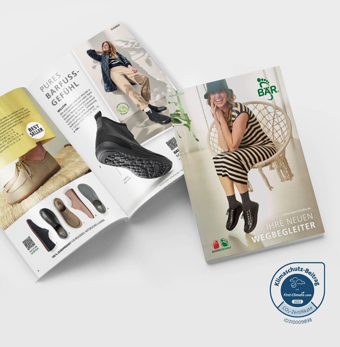 Moderne Schuhmode: Komfort trifft Stil Zwei offene Modekataloge von BÄR-Schuhe, die eine Frau zeigen, die lächelnd auf einer Schaukel sitzt, und die neuesten Modelle von Barfußschuhen.