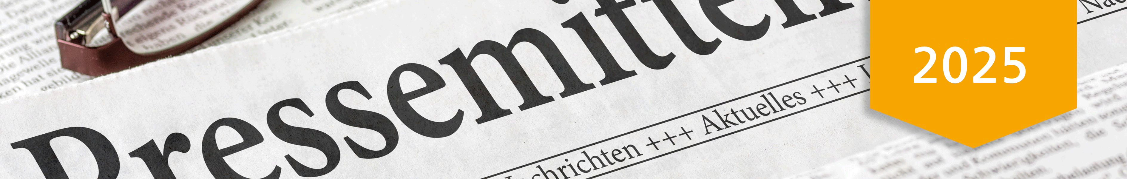 Zeitung mit der Schlagzeile 'Pressemitteilung' und Jahreszahl 2025 Nahaufnahme einer Zeitung mit dem Wort 'Pressemitteilung' und dem Jahr 2025