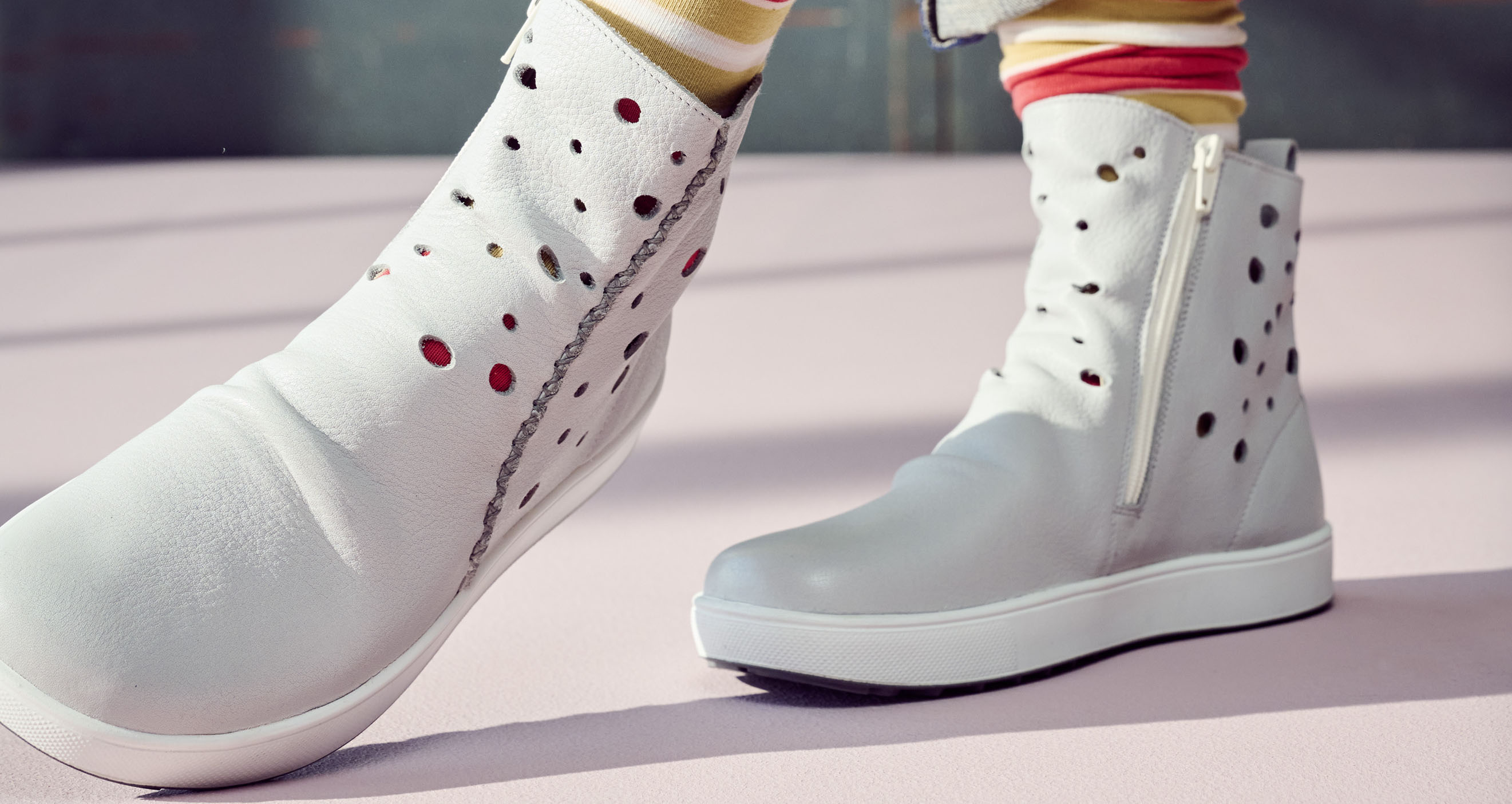 Stylische weiße Stiefeletten mit Lochmuster Moderne weiße Stiefeletten mit dekorativen Löchern und Reißverschluss