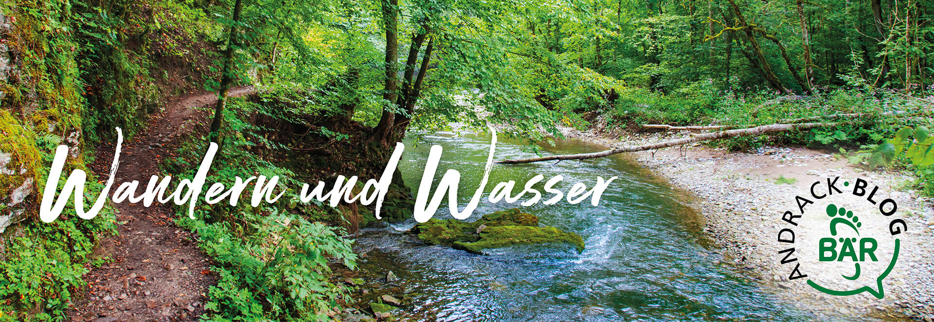 Wandern und Wasser - Naturerlebnisse mit dem Andrack Blog entdecken Ein idyllischer Wanderweg am Flussufer im Wald mit dem Text 'Wandern und Wasser' und dem Logo des Andrack Blogs