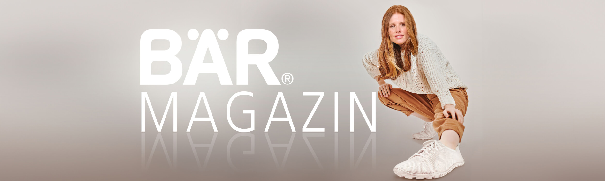 BÄR Magazin Cover: Frau in bequemer Freizeitkleidung Frau in lässiger Kleidung neben dem BÄR Magazin Logo
