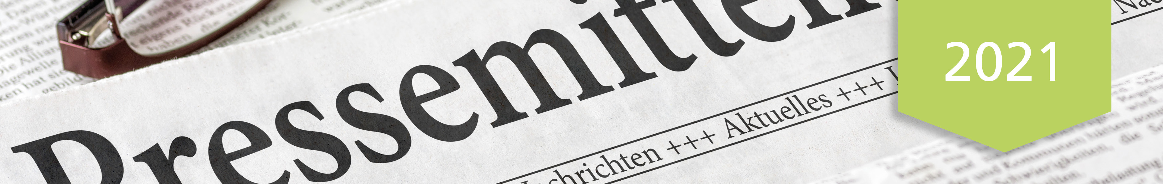 Zeitungsartikel mit Presseschriftzug und Jahreszahl 2021 Presseschriftzug auf Zeitung mit grüner Markierung 2021