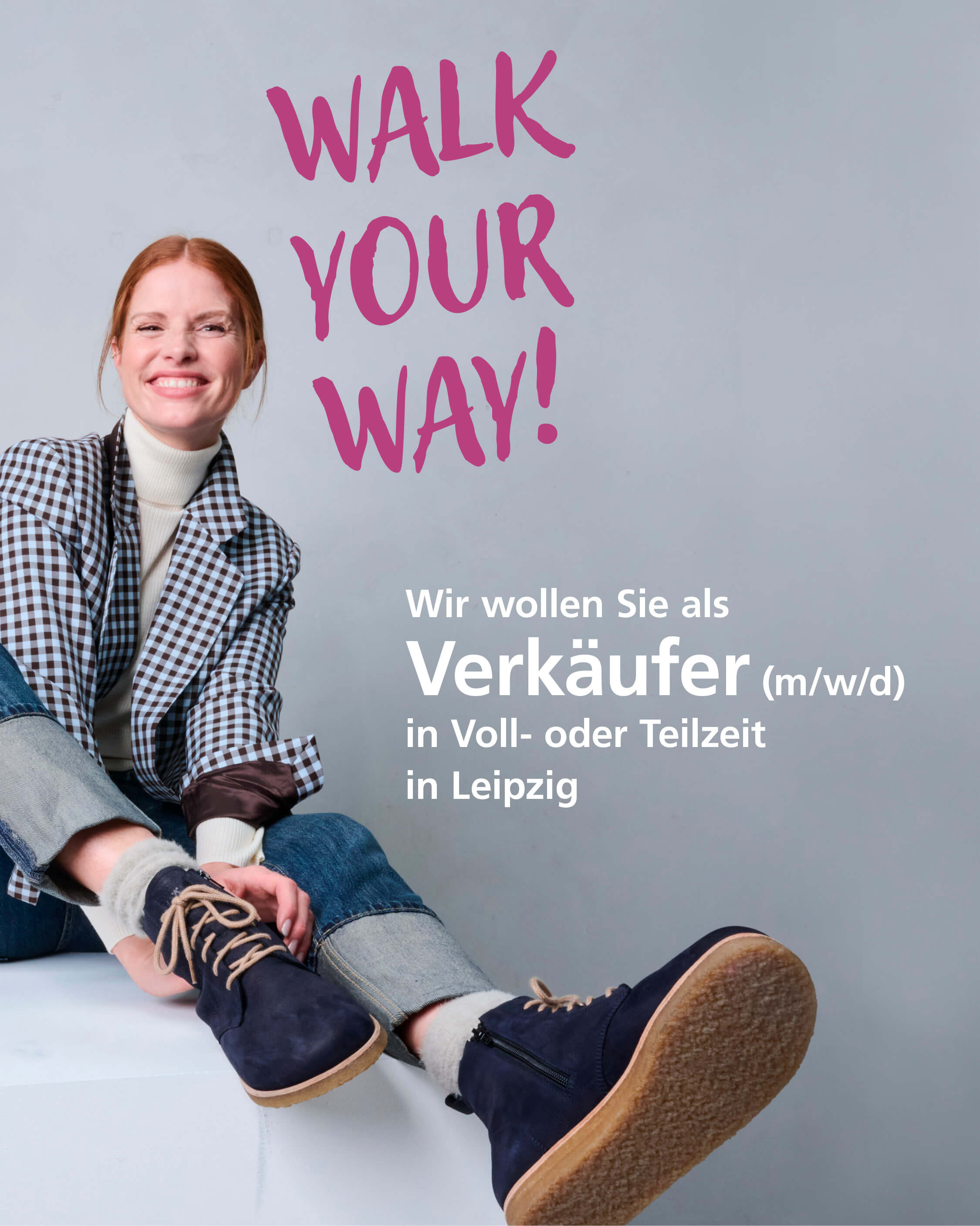 Person sitzt lächelnd und entspannt, trägt kariertes Sakko und Jeans, Text Jobangebot für Verkäufer in Leipzig