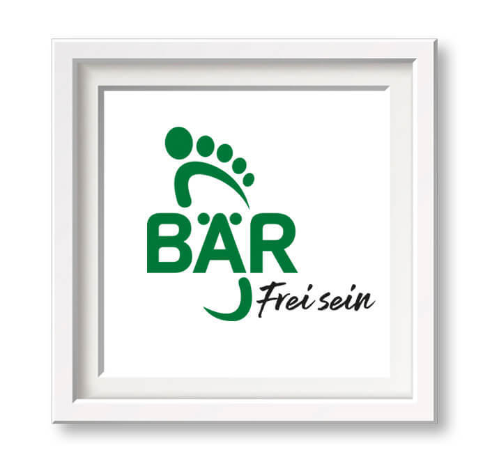 Logo der Marke BÄR mit grünem Fußsymbol und Slogan 'Frei sein', eingerahmt in weißem Rahmen
