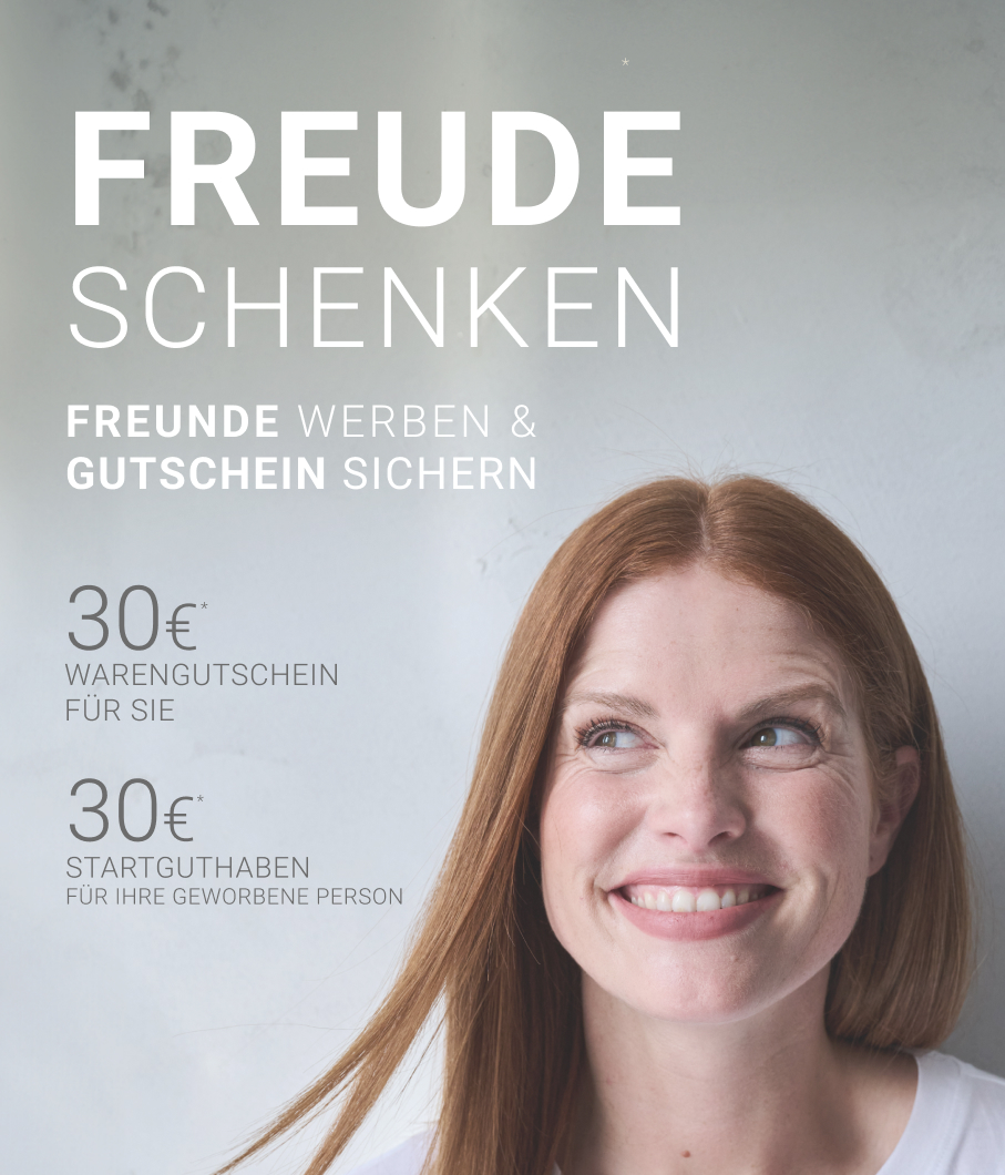 Freude schenken: Freunde werben und Gutschein sichern Lächelnde Frau mit Text 'Freude schenken: Freunde werben & Gutschein sichern' und Angaben zu 30€ Warengutschein und Startguthaben