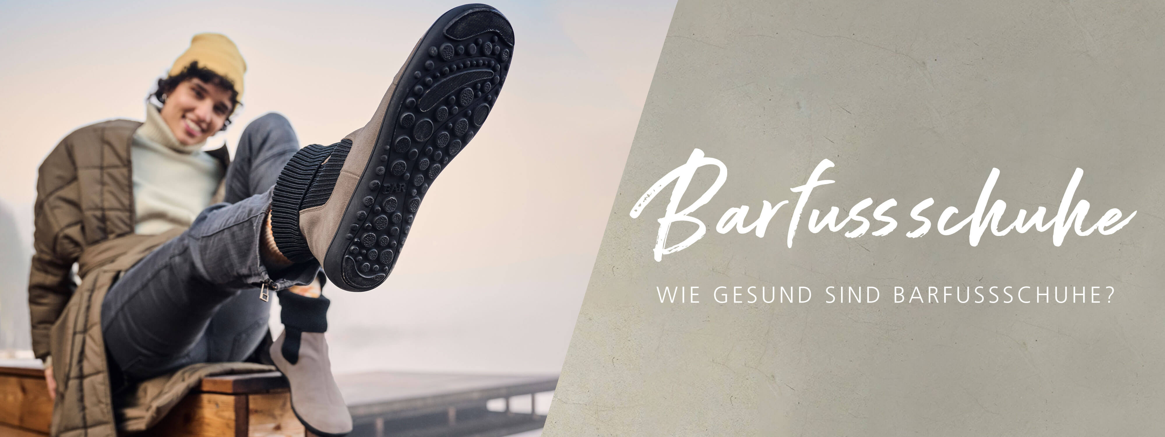 Barfußschuhe: Wie gesund sind Barfußschuhe? Lächelnde Person in Barfußschuhen mit Fokus auf die Sohle.