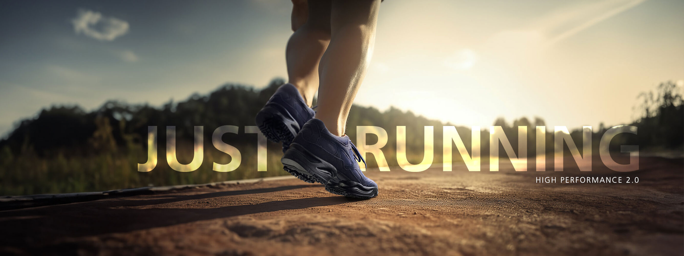 Nahaufnahme von Füßen in Laufschuhen auf einer Straße bei Sonnenuntergang, mit dem Text 'JUST RUNNING - HIGH PERFORMANCE 2.0' im Hintergrund