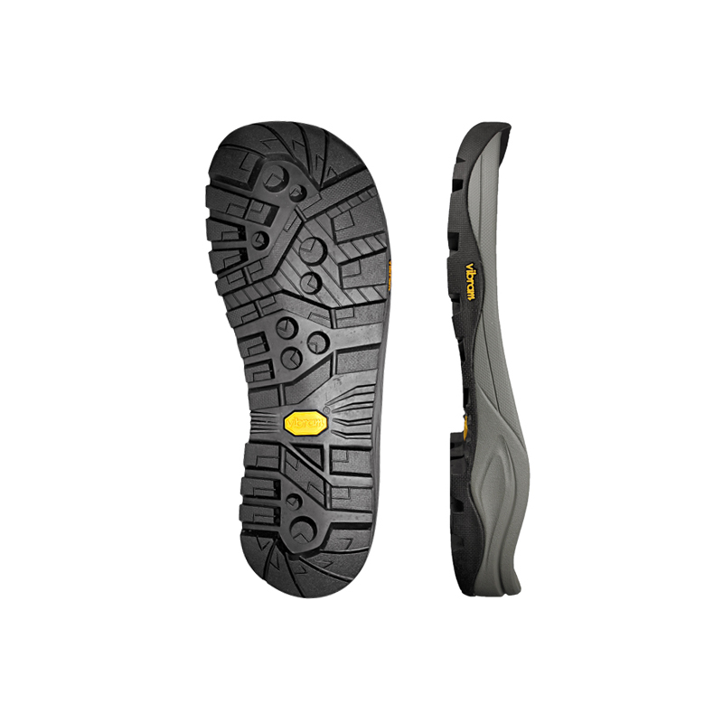 Vibram Gummisohlen - Ideal für Outdoor-Abenteuer Zwei Ansichten von Vibram Gummisohlen, robustes Profil für optimale Traktion und Haltbarkeit im Freien.